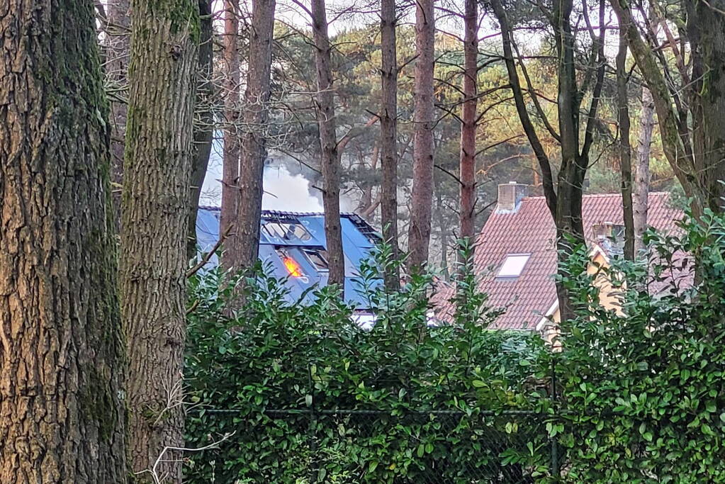 Brandweer blust uitslaande brand in vrijstaande woning