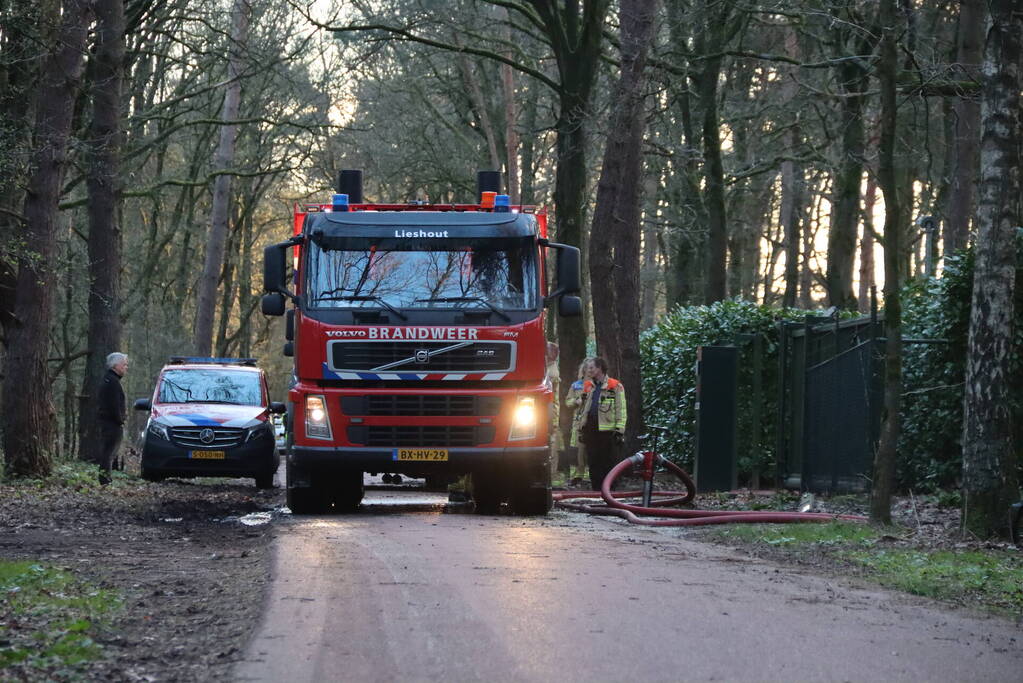 Brandweer blust uitslaande brand in vrijstaande woning