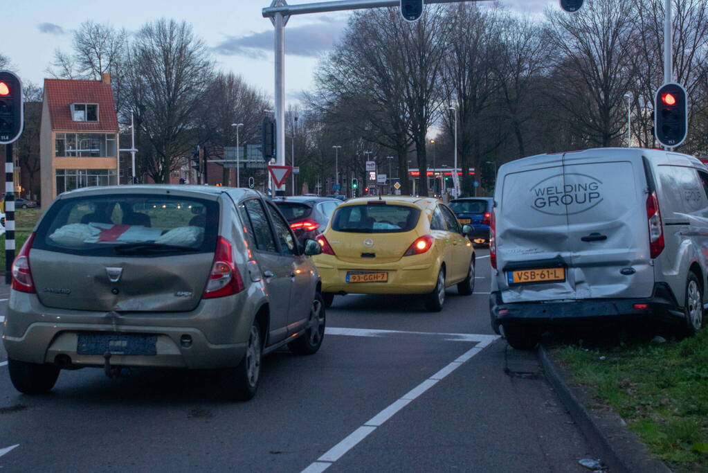 Vier voertuigen betrokken bij kettingbotsing
