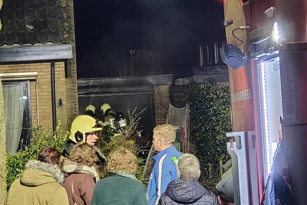 Garage naast woning uitgebrand