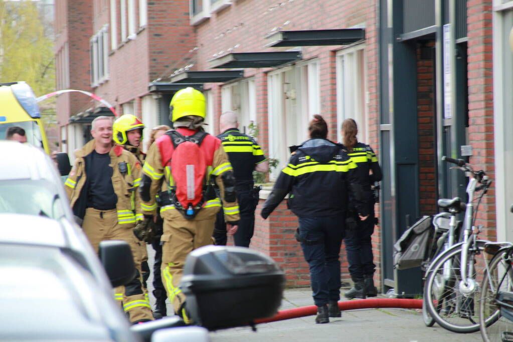 Brandweer groots ingezet voor brand op dak van appartementencomplex