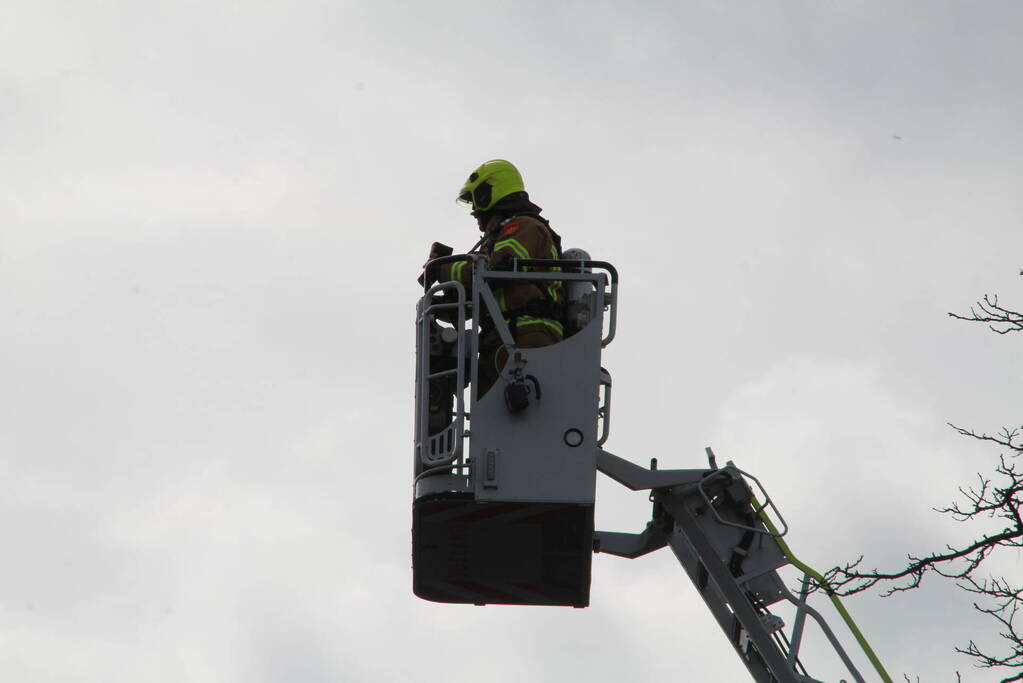 Brandweer groots ingezet voor brand op dak van appartementencomplex