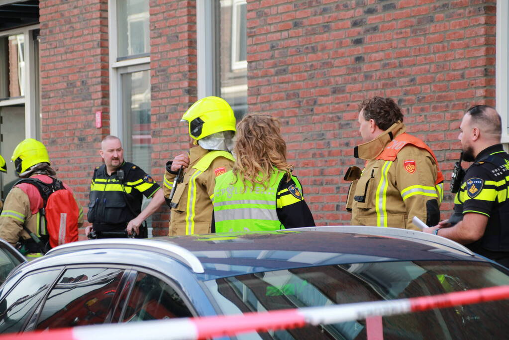 Brandweer groots ingezet voor brand op dak van appartementencomplex