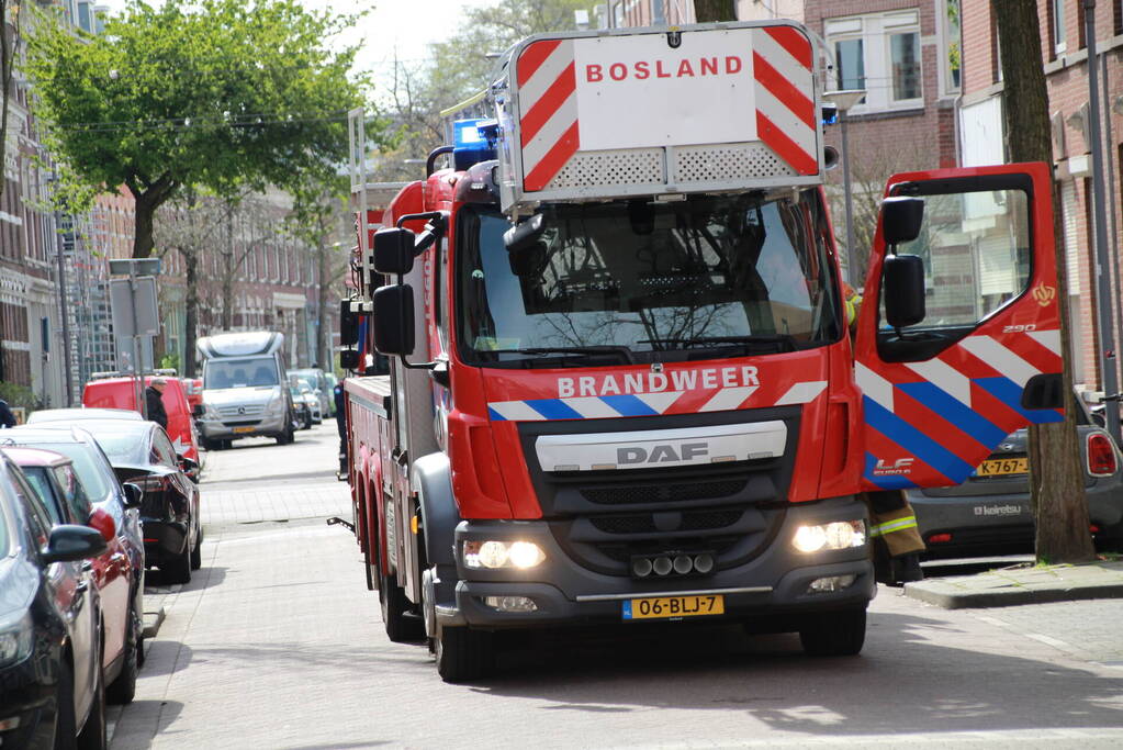 Brandweer groots ingezet voor brand op dak van appartementencomplex