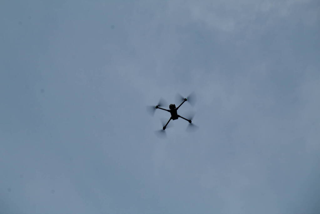 Brandweer groots ingezet voor brand op dak van appartementencomplex