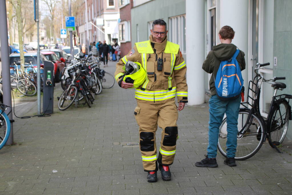 Brandweer groots ingezet voor brand op dak van appartementencomplex