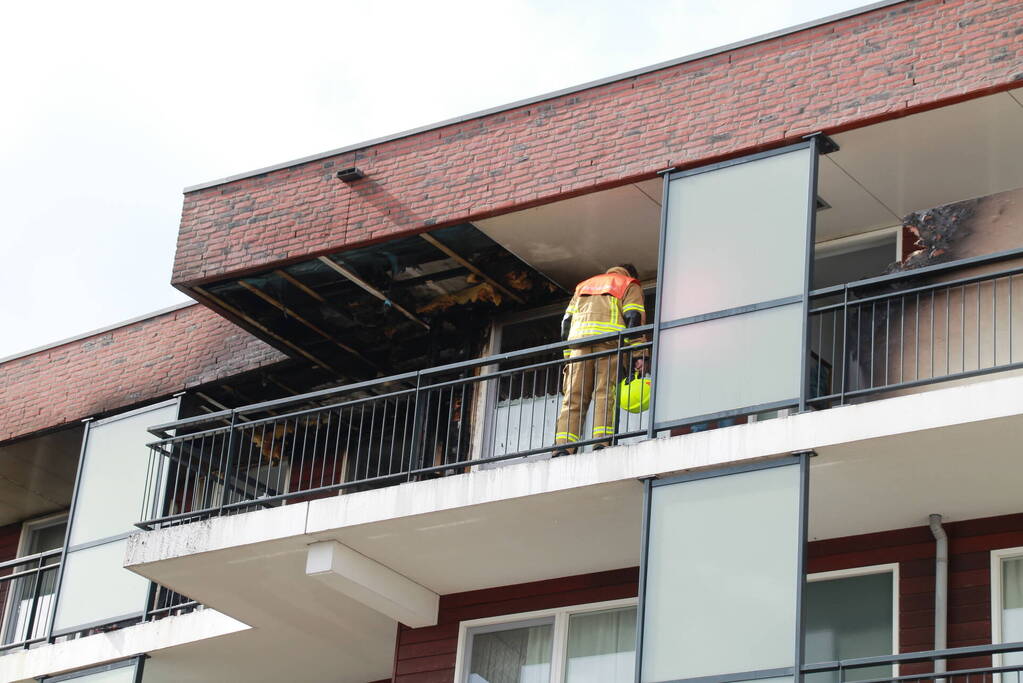Brandweer groots ingezet voor brand op dak van appartementencomplex