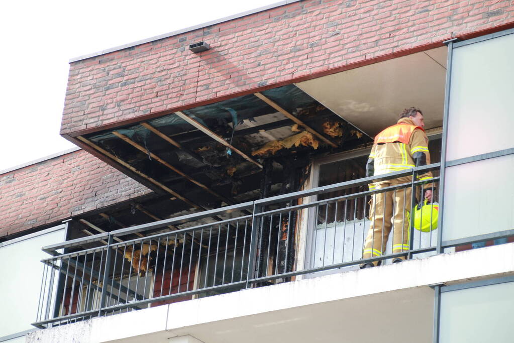 Brandweer groots ingezet voor brand op dak van appartementencomplex