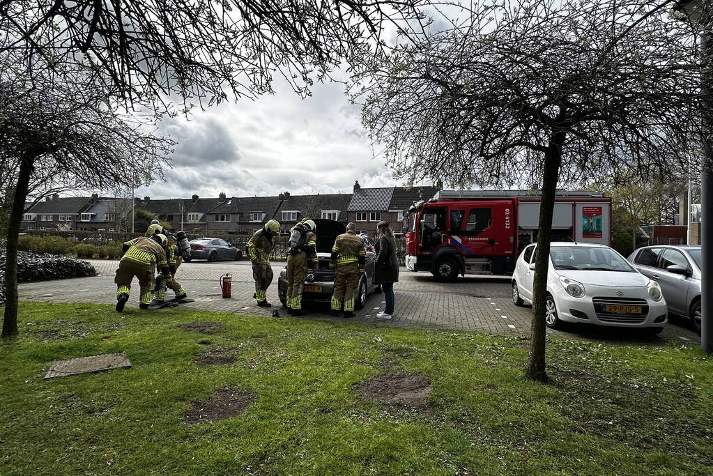 Brandweer ingezet voor smeulend isolatie materiaal onder motorkap