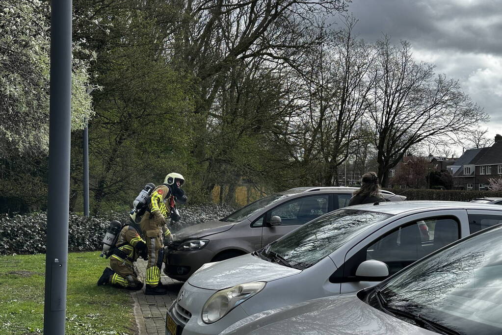 Brandweer ingezet voor smeulend isolatie materiaal onder motorkap