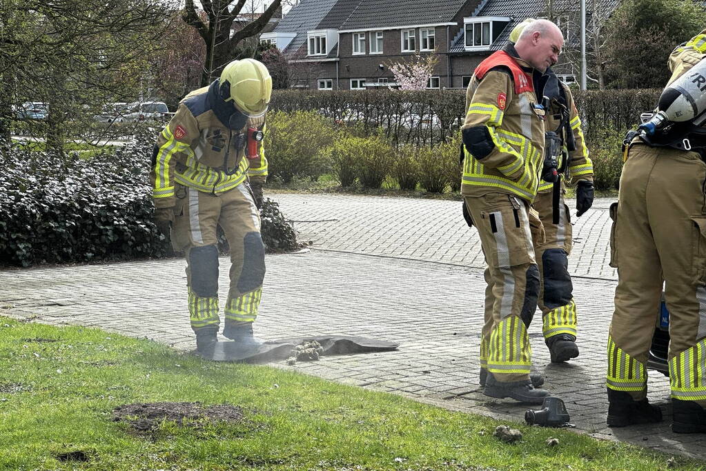 Brandweer ingezet voor smeulend isolatie materiaal onder motorkap