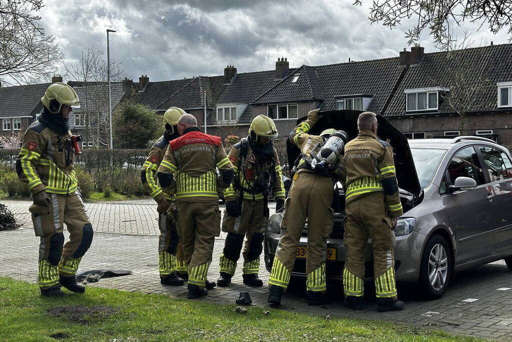 Brandweer ingezet voor smeulend isolatie materiaal onder motorkap