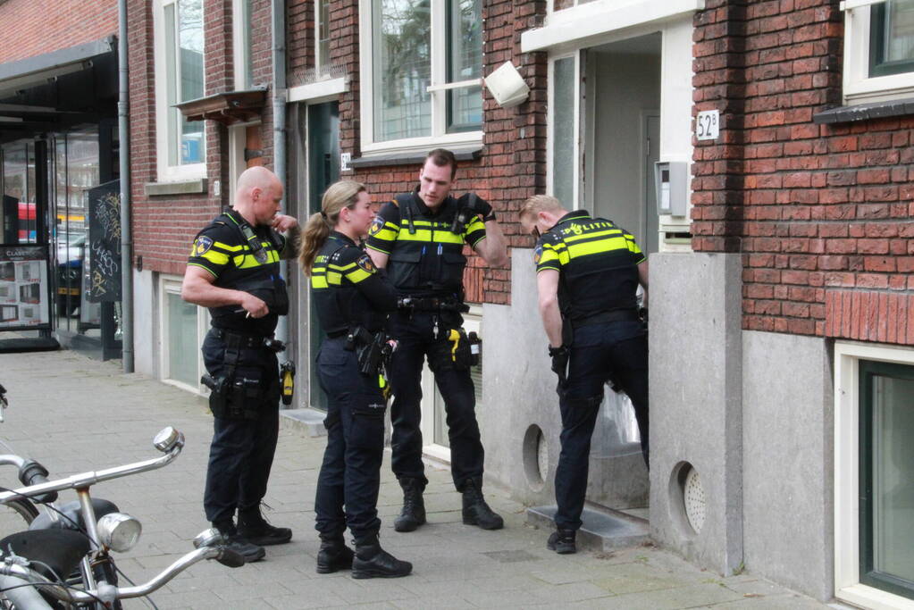 Politie valt woning binnen na melding steekpartij