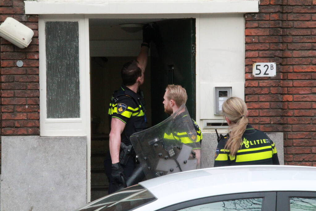 Politie valt woning binnen na melding steekpartij