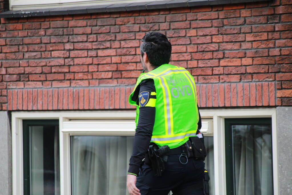 Politie valt woning binnen na melding steekpartij