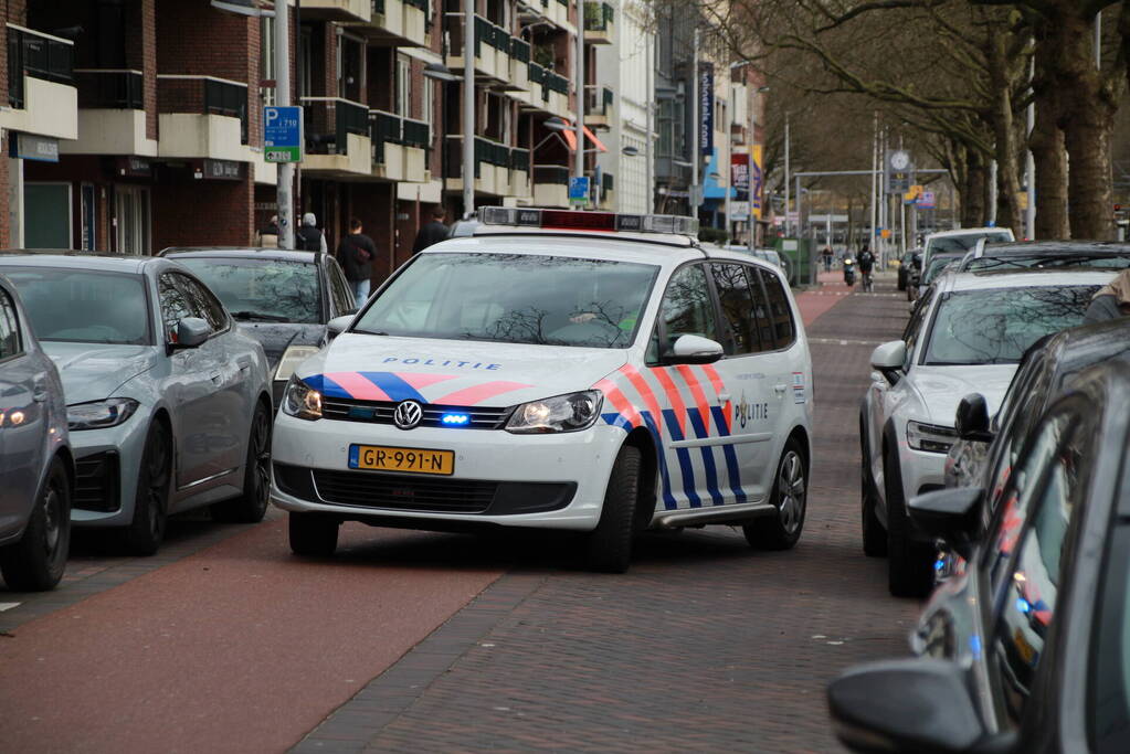 Politie valt woning binnen na melding steekpartij