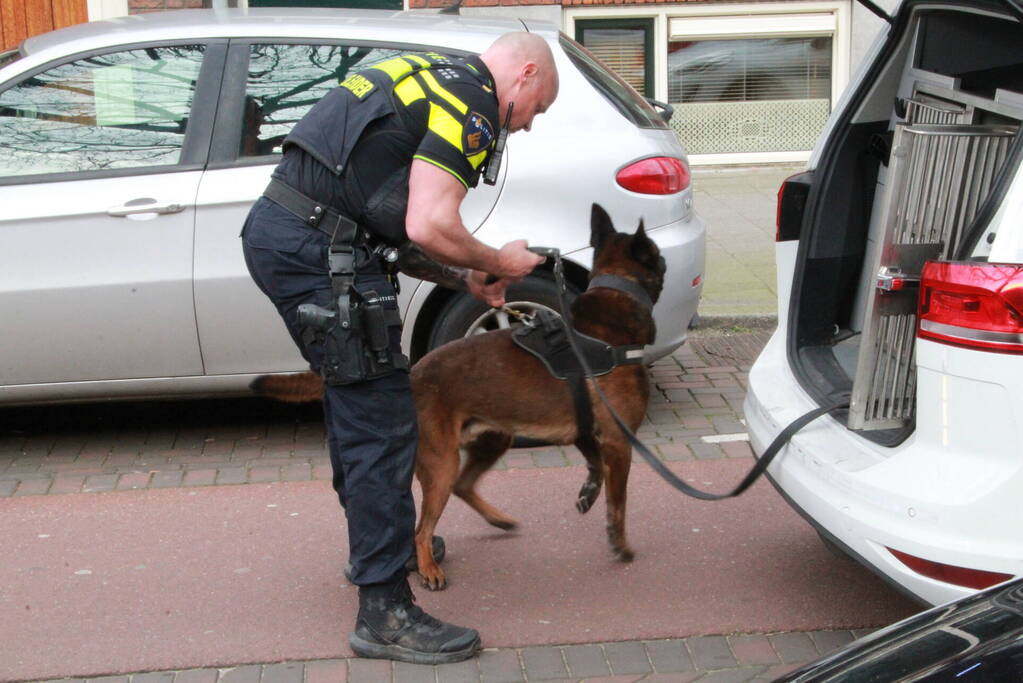 Politie valt woning binnen na melding steekpartij