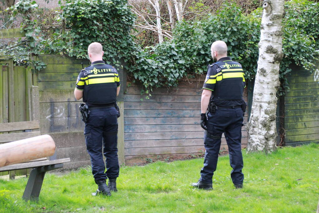 Politie valt woning binnen na melding steekpartij