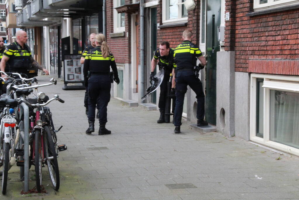 Politie valt woning binnen na melding steekpartij