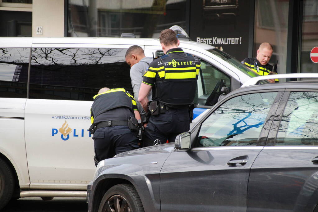 Politie valt woning binnen na melding steekpartij
