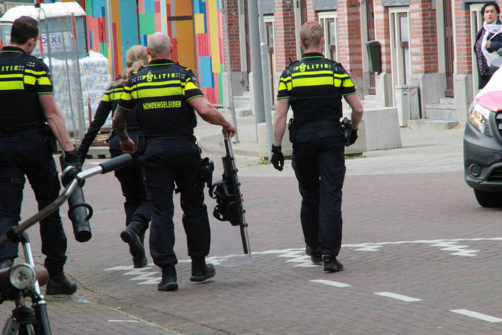Politie valt woning binnen na melding steekpartij