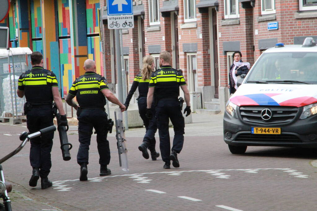 Politie valt woning binnen na melding steekpartij