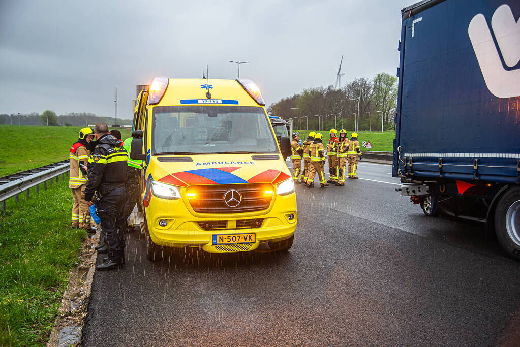 Automobilist overleden na botsing met vrachtwagen
