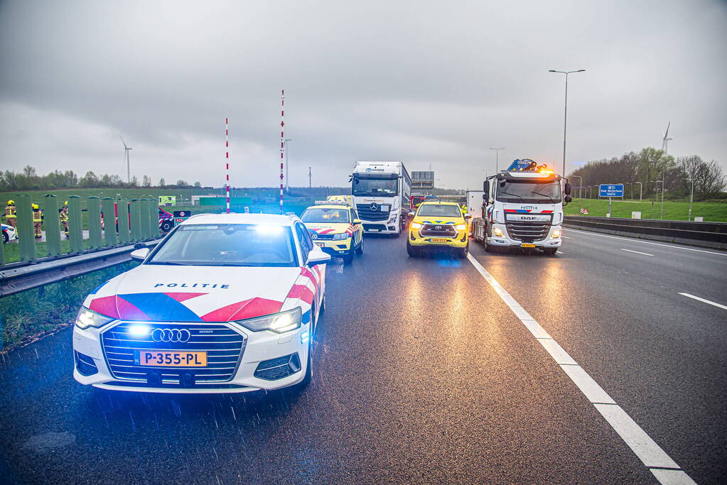 Automobilist overleden na botsing met vrachtwagen