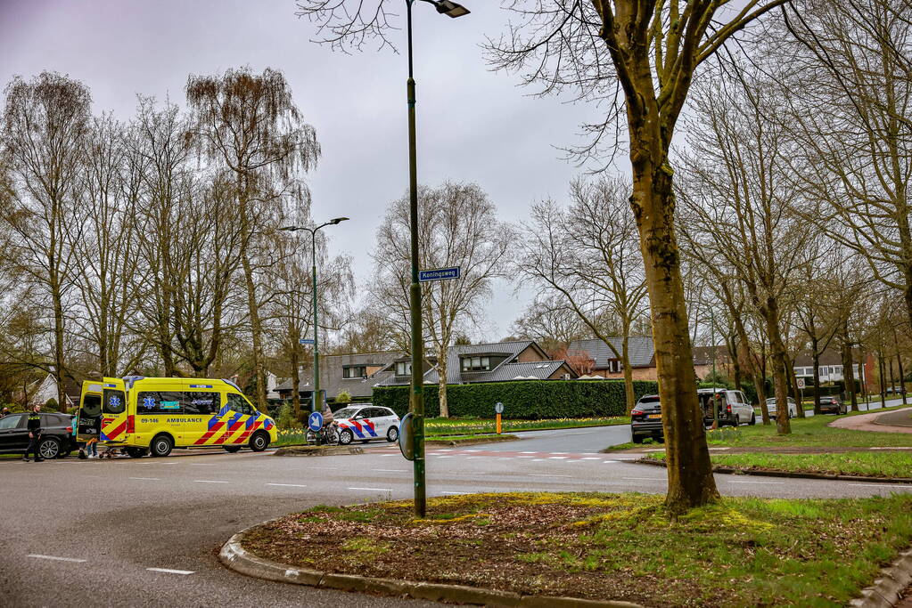 Fietser en automobilist botsen met elkaar