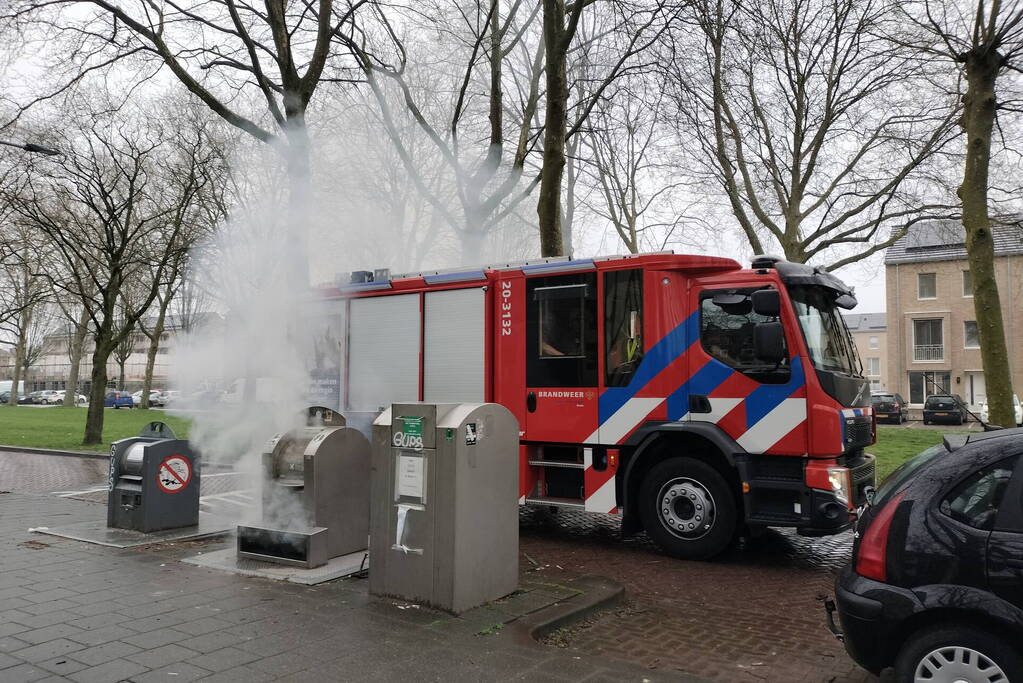 Flinke rookontwikkeling door brand in ondergrondse container