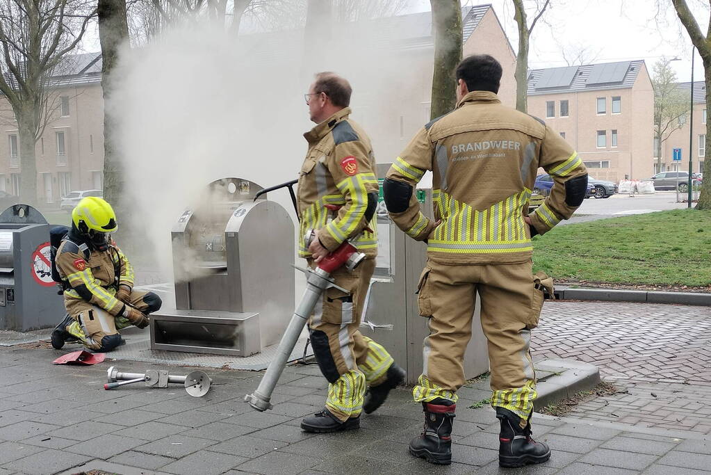 Flinke rookontwikkeling door brand in ondergrondse container