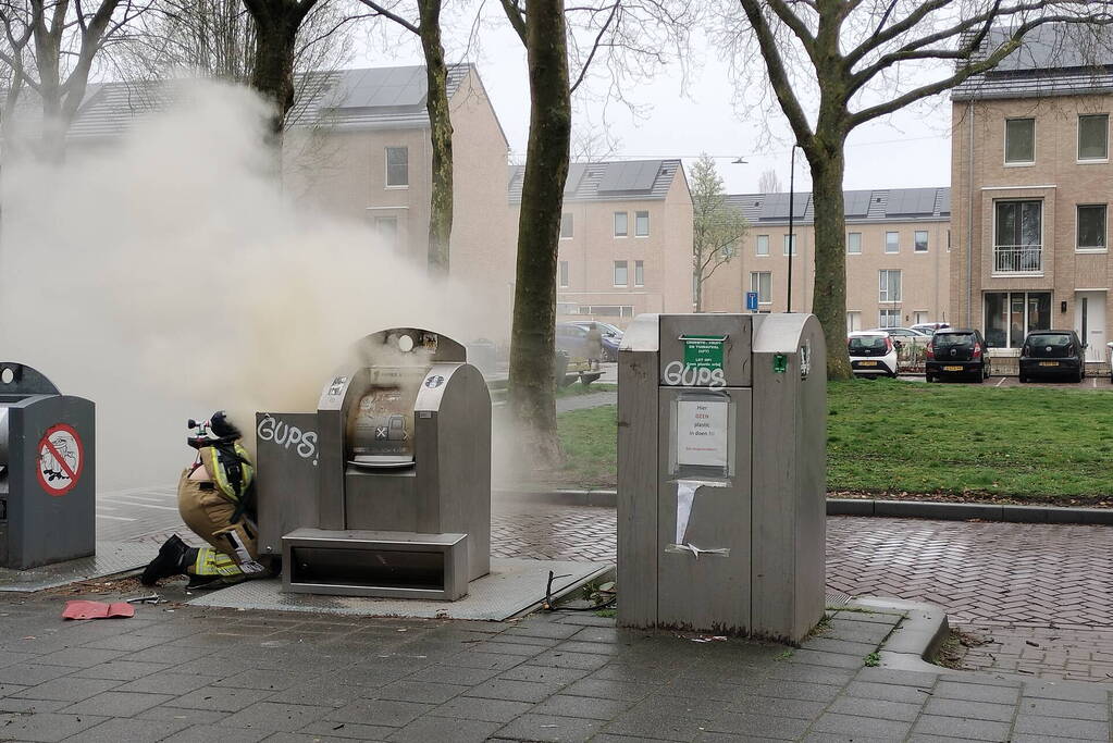 Flinke rookontwikkeling door brand in ondergrondse container