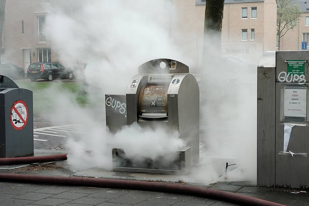 Flinke rookontwikkeling door brand in ondergrondse container