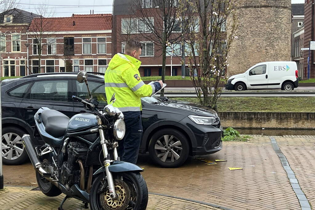 Vluchtende scooterrijder gewond bij aanrijding