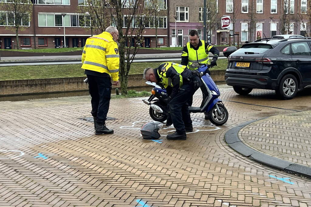 Vluchtende scooterrijder gewond bij aanrijding