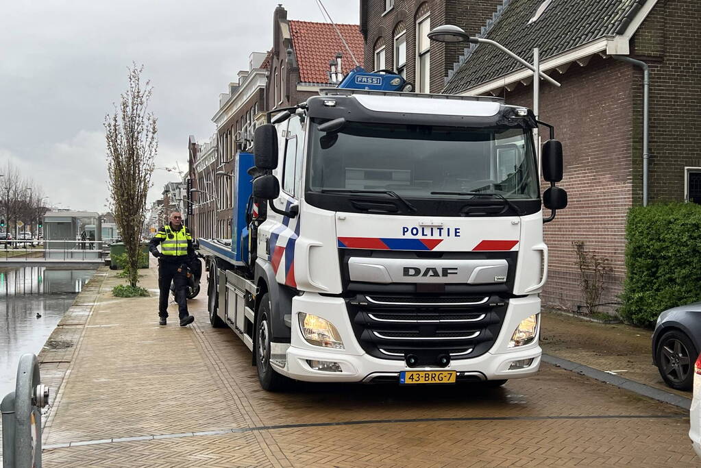 Vluchtende scooterrijder gewond bij aanrijding