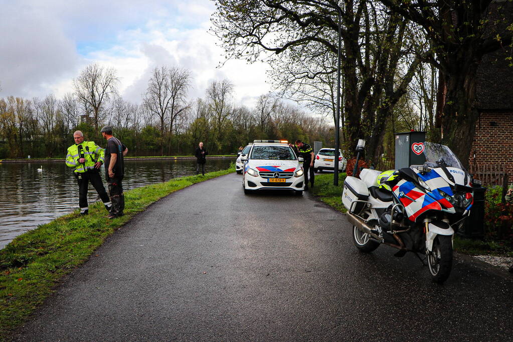 Bestelbus verdwijnt volledig onder water