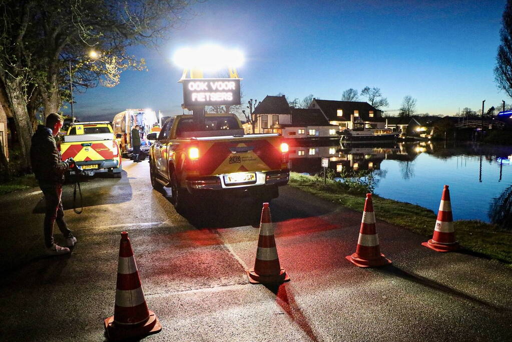 Bestelbus verdwijnt volledig onder water