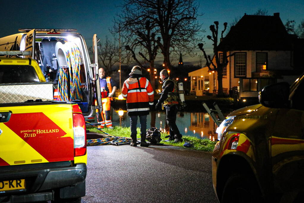 Bestelbus verdwijnt volledig onder water