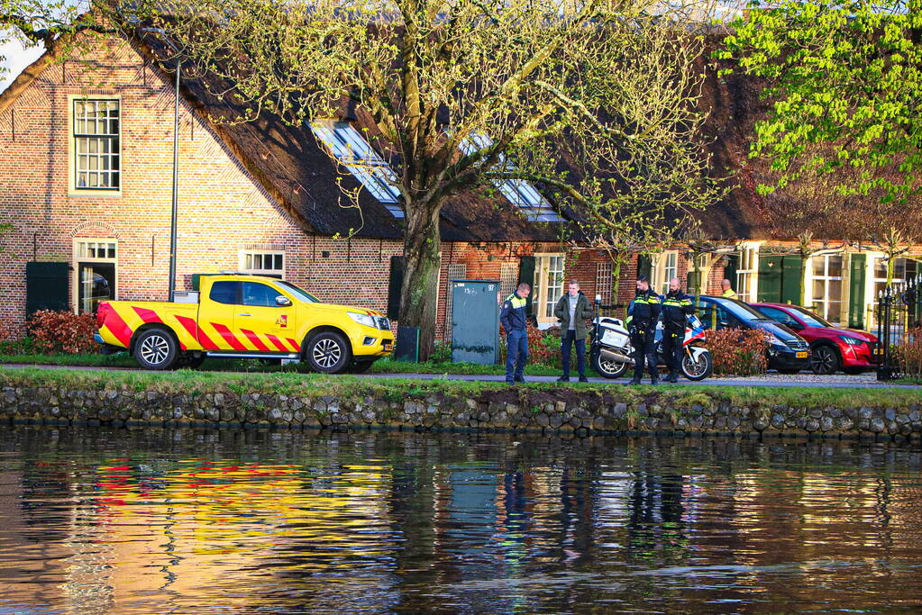 Bestelbus verdwijnt volledig onder water