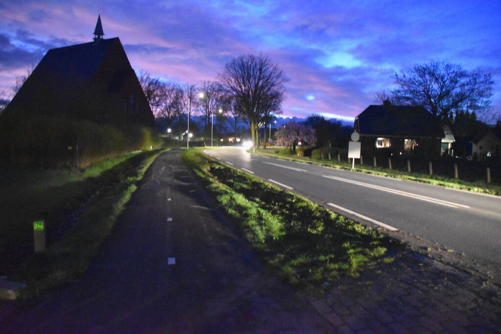 Bestelbus fors beschadigd na botsing tegen lantaarnpaal