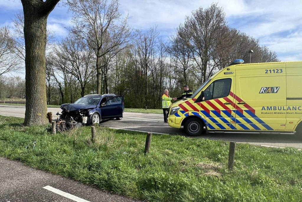 Automobilist botst frontaal op boom