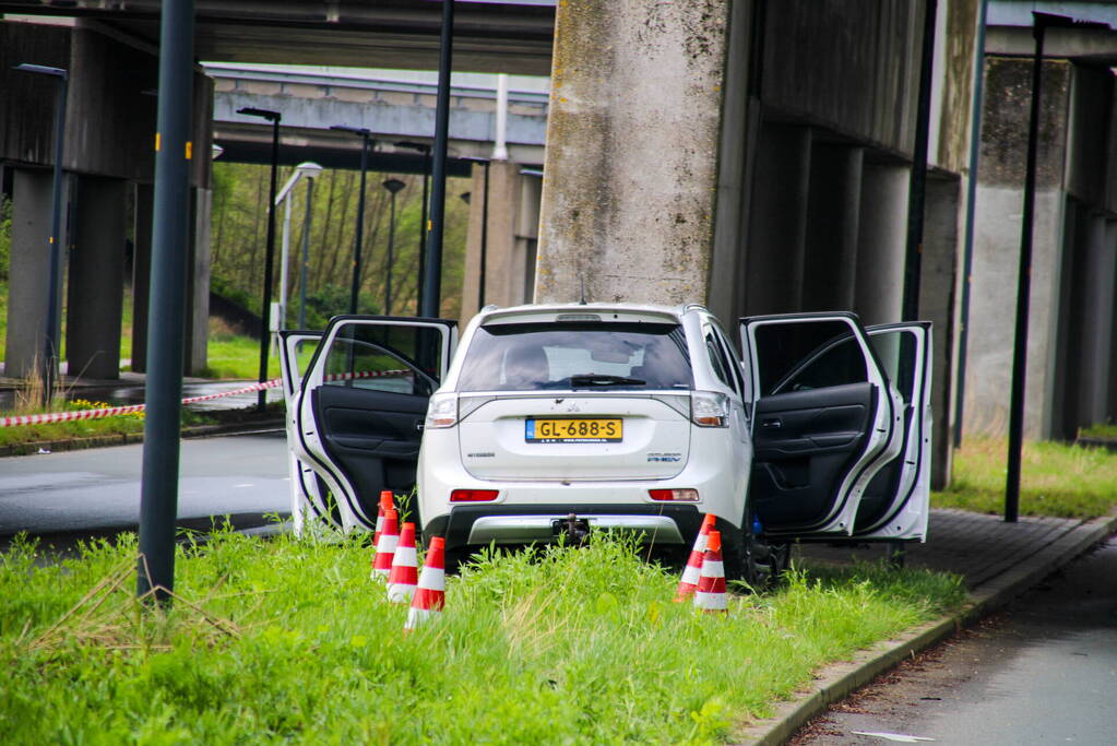 Drie gewonden na frontale botsing tegen pijler van viaduct