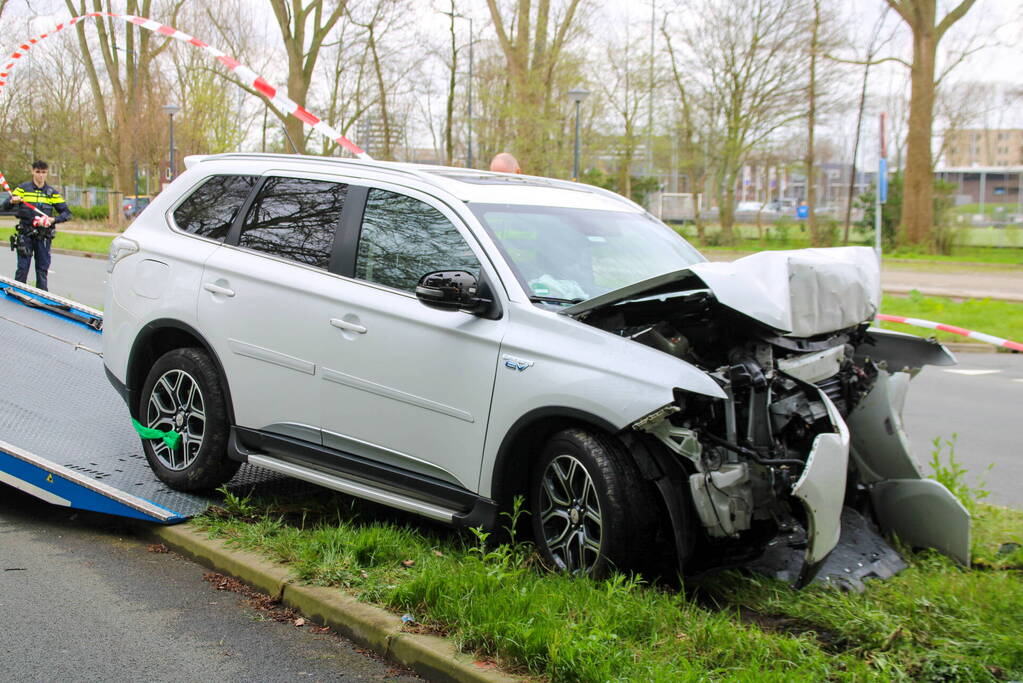 Drie gewonden na frontale botsing tegen pijler van viaduct