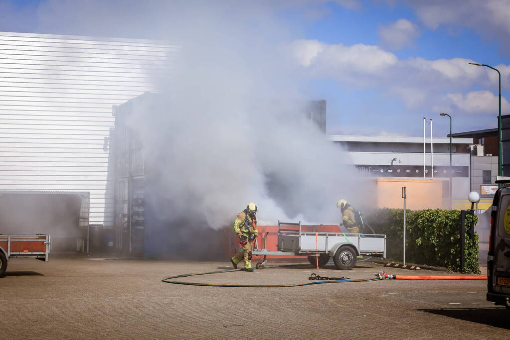 Brand in bouwafval container