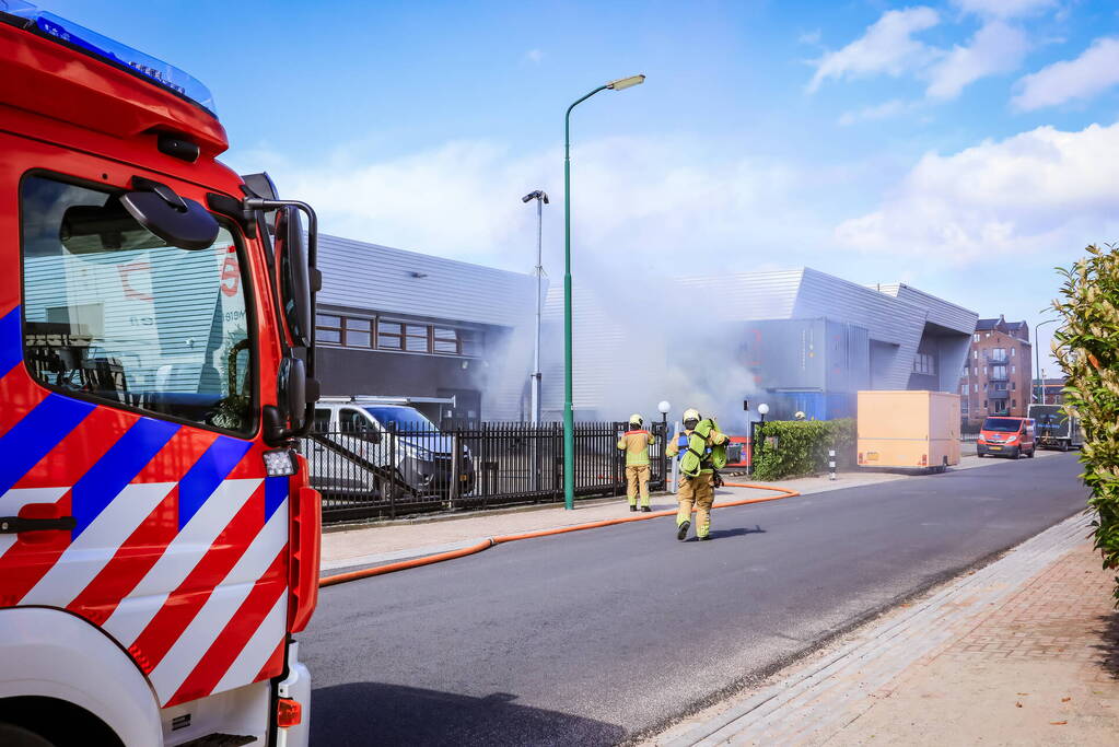 Brand in bouwafval container