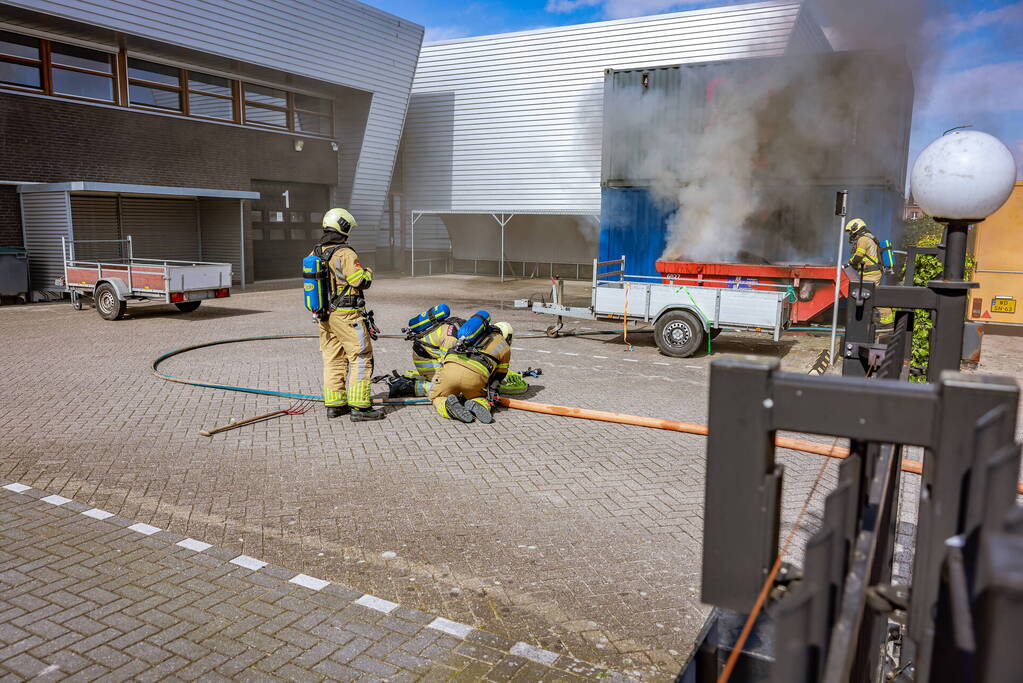 Brand in bouwafval container