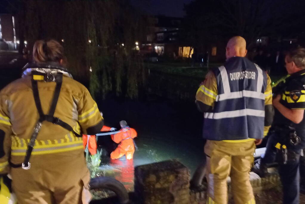 Brandweer zoekt in water naar mogelijk te water geraakt persoon