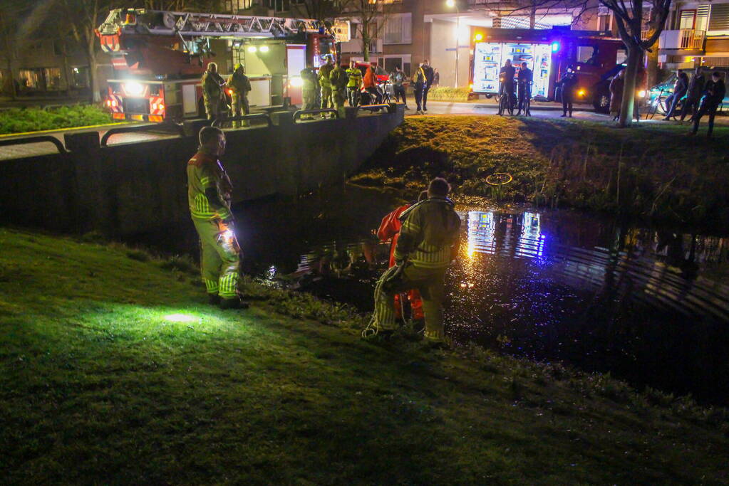 Brandweer zoekt in water naar mogelijk te water geraakt persoon
