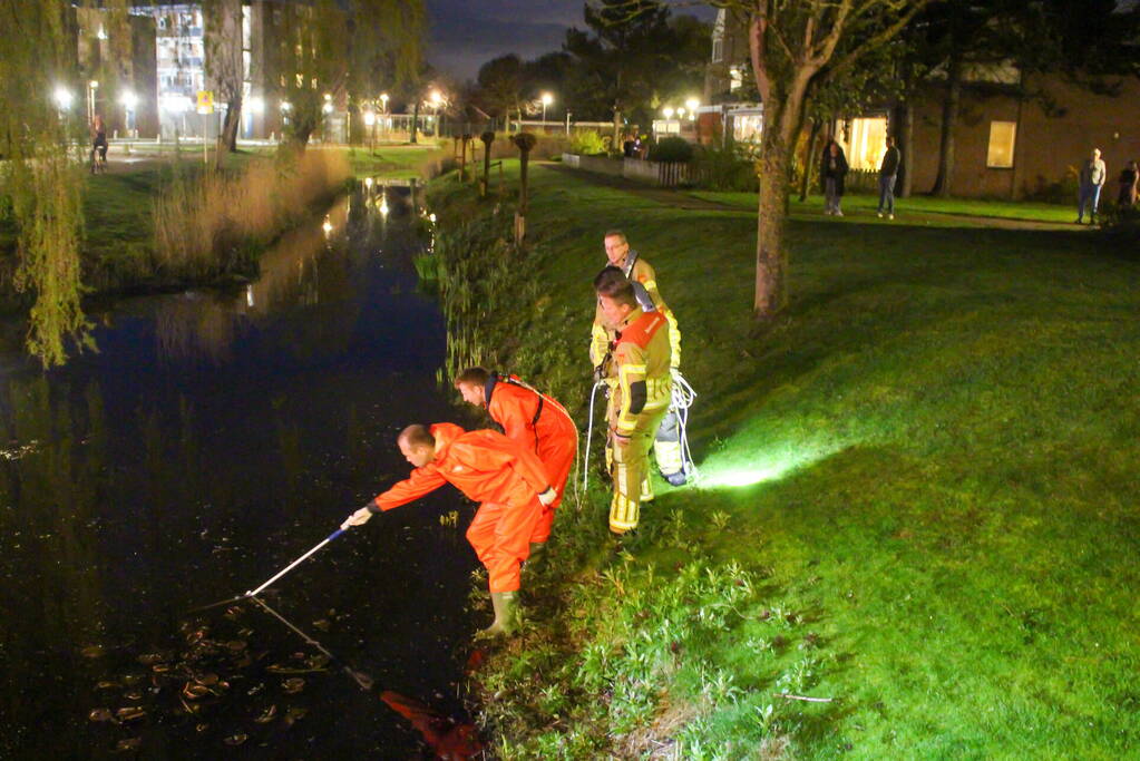 Brandweer zoekt in water naar mogelijk te water geraakt persoon